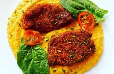 Pečený hovězí jazyk v krustě z lahůdkového droždí a parmazánu se zeleninovým pyré