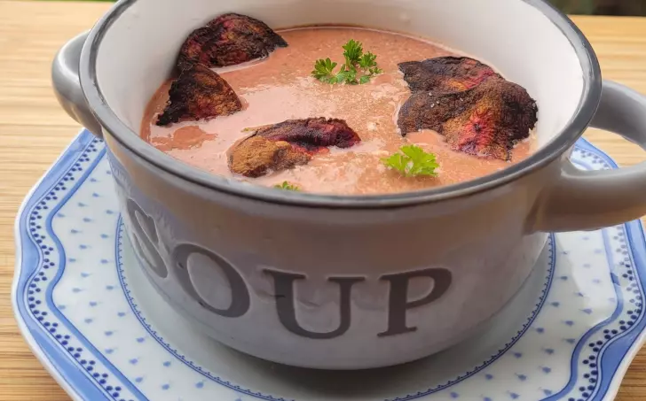 Krémová polévka z červené řepy s chipsy