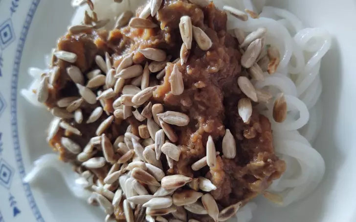 Rýžové nudle s arašídovým máslem