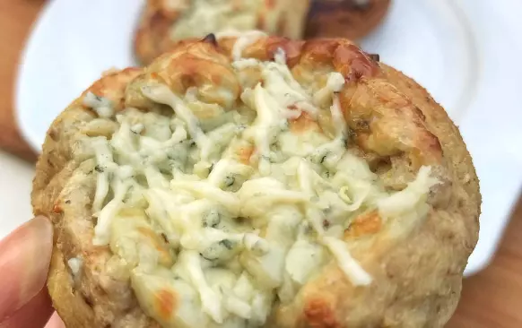 Ingredience na těsto smícháme a necháme 5 minut odležet, aby psyllium nasáklo přebytečnou vlhkost. Na náplň smícháme goldessu, strouhanou nivu a prolisovaný česnek. Poté utvoříme z těsta kuličky, promáčkneme lžící, aby vznikly koláčky a dáme náplň. Tvoříme rovnou na pečicím papíře. Pečeme na 180 stupňů cca 20 minut (hlídat! délka také záleží na velikosti koláčků) 

Je možné, ze náplně budete potřebovat víc, nebo vám naopak zbyde - záleží na velikosti koláčků.