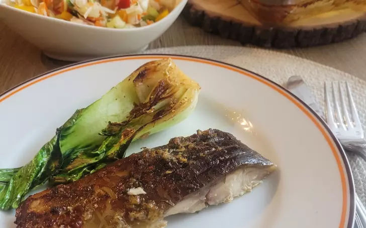 KAPR NA ČESNEKU S PAK CHOI A SALÁTEM