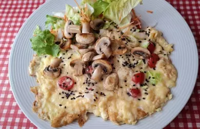 Vaječná omeleta se sýrem, čínským zelím a žampiony