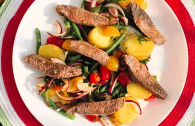 Teplý bramborový salát s hovězím masem