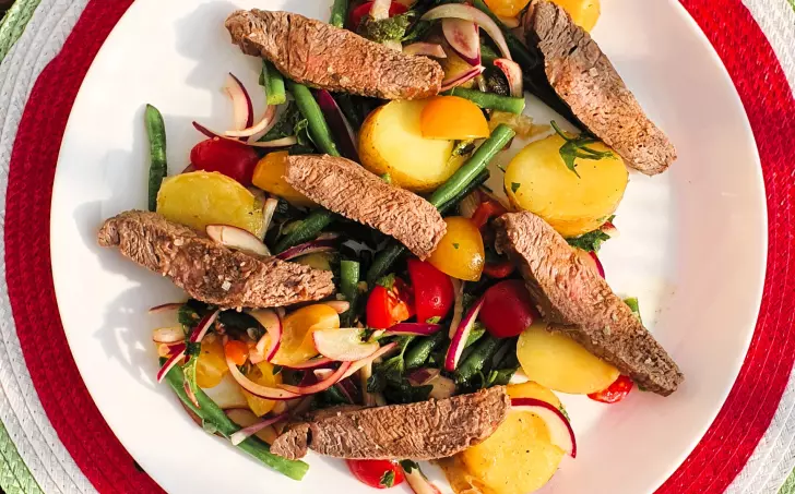 Teplý bramborový salát s hovězím masem