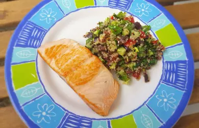 Losos se salátkem z quinoi