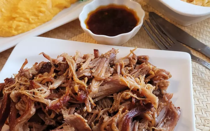 TRHANÉ VEPŘOVÉ MASO S DÝŇOVOU KAŠÍ A SALÁTEM COLESLAW