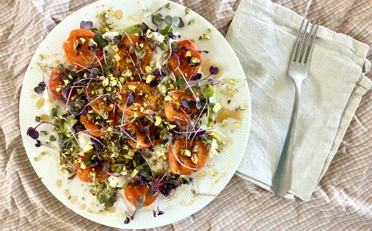 Mozzarella s grilovanými meruňkami, avokádovým krémem, štiplavými microgreens a pistáciemi