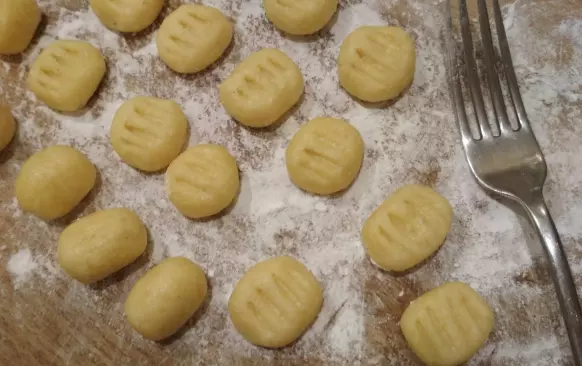 Prkénko jsem  posypala místo klasické mouky tapiokovou moukou.  Pokud vyznáváte low carb, nahraďte s ji ij jinou dle svého uvážení:)  Vyválela jsem válečky a rozdělila jsem je na stejné dílky. Z těch jsem potom vytvarovala nočky.  
Část těsta jsem nechala vedle - chtěla jsem vyzkoušet také vykrajování šulánků lžičkou:)  Nočky můžete dát chvíli ztuhnout do chladna.