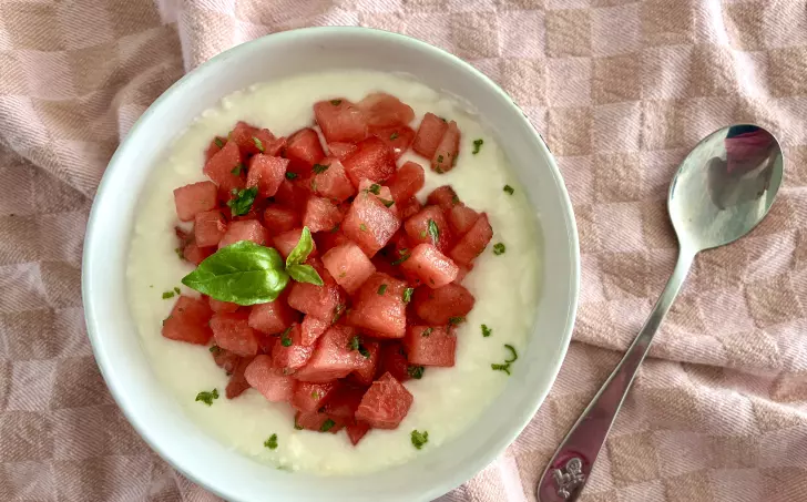 Řecký jogurt s melounem, limetkou a bazalkou