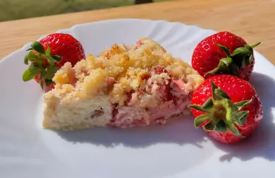 TVAROHOVÝ KOLÁČ S JAHODAMI