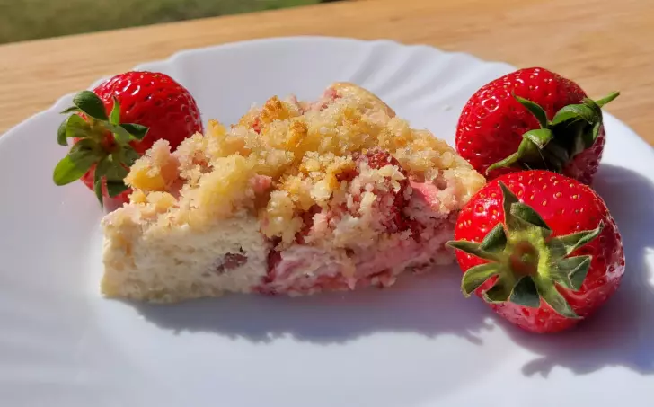 TVAROHOVÝ KOLÁČ S JAHODAMI