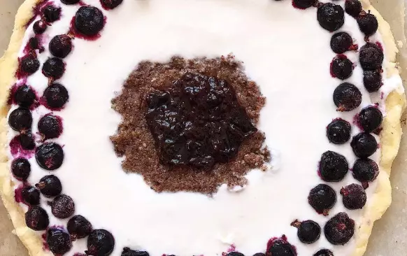 Mozzarellu rukou trochu “vyždímáme” (jen aby okapala přebytečná voda) a rozmixujeme tyčovým mixérem. Přidáme rozdrobené droždí a vše ostatní. Z těsta vytvoříme kouli, dáme na plech s pečicím papírem a rozválíme placku. Okraje koláče se snažíme udělat trochu vyšší, aby pak nevytekla náplň. 

Na tvarohovou náplň smícháme tvaroh s bílkem. Vylijeme na těsto, ale necháme uprostřed místo. Do tvarohu jsem pak naskládala ovoce, ale doporučuji ho dát do celé náplně a ne jen na okraje - tvaroh pak nebude “suchý”.
Na ořechovou náplň smícháme lžíci mletých ořechů a 2 lžíce bílku (odebrané z bílku na tvarohovou náplň). Rozprostřeme doprostřed a uděláme menší důlek, kam dáme lžičku povidel.

Pečeme na 175 stupňů cca 25 minut.