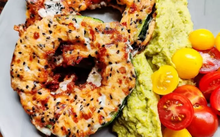 Cuketa v bílkovo-sýrovém těstíčku a brokolicová kaše