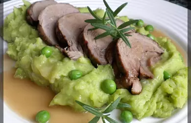 DANČÍ MASO Z "POMALÁČKU" S BRAMBOROVO-HRÁŠKOVÝM PYRÉ