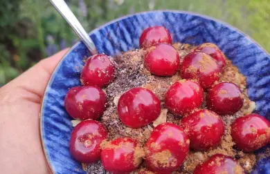 Jogurt s makom a čerešňami