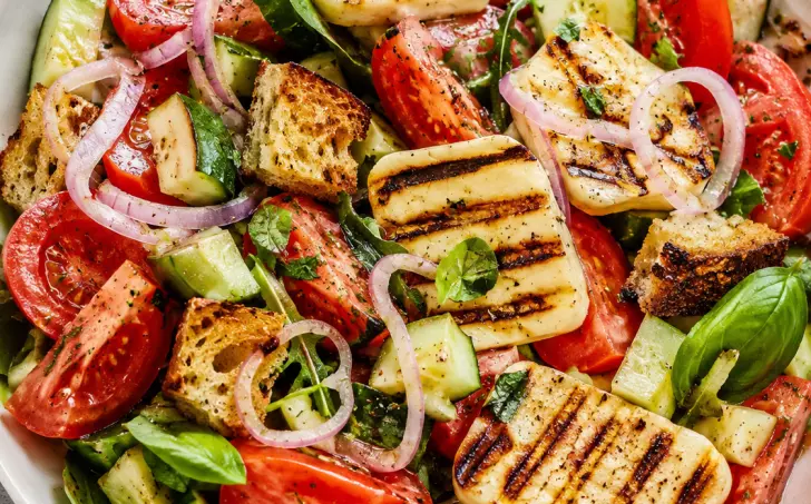 Panzanella s halloumi sýrem a krutonky z kváskového chleba