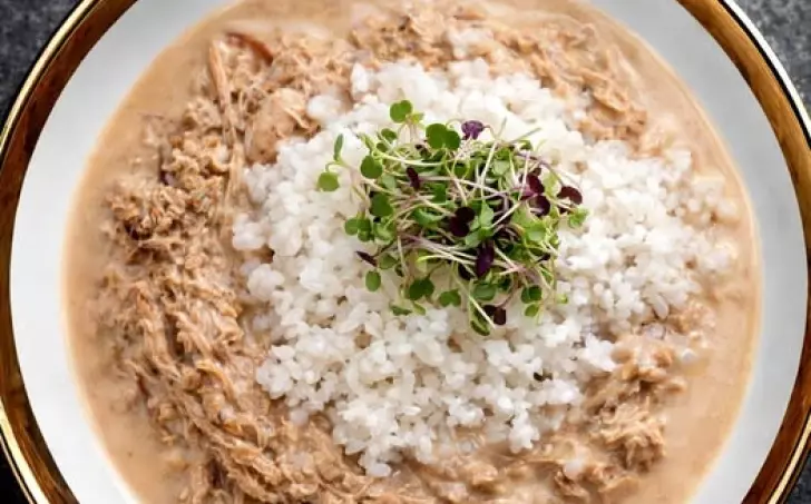 Kuřecí trhané maso s kořením Garam masala v kokosovém mléce