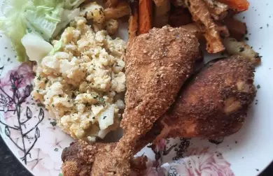 Kuřecí paličky se zeleninovými hranolkami a květákovým mozečkem