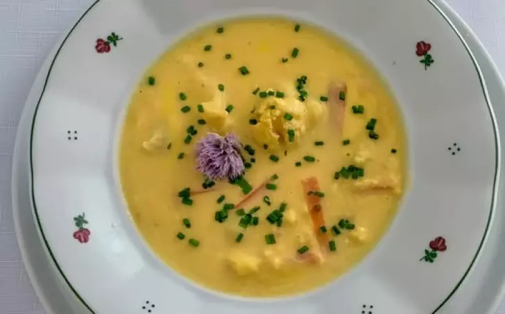 Krémová květáková polévka s mrkví