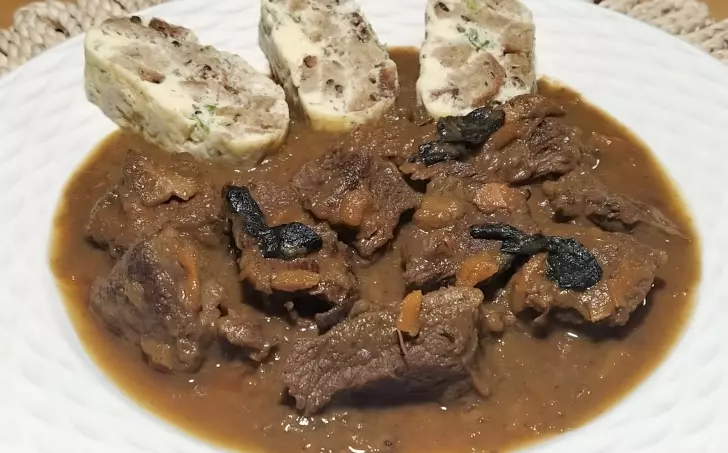 Hovězí krk na houbách a kořenové zelenině, karlovarský knedlík - LC