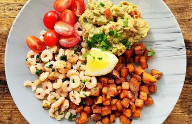 Krevety s petrželkou, batát a avokádo s rajčaty