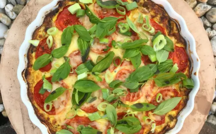 Cuketový Koláč s Letními Rajčaty a Parmezánem