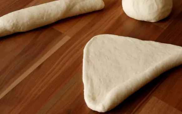 - rohlíky naskládejte na plech s pečícím papíre nebo fólií, zakryjte igelitem a nechte 30 minut kynout

- cca 20-25 minut před koncem kynutí si dejte na dno trouby na mřížku prázdný plech na zapaření trouby

- troubu nastavte na 240°C horkovzduch (výhoda pečení dvou plechů najednou, ale delší nahřívání trouby) nebo na horní a spodní ohřev na 250°C a nechte nahřát

- k ruce poblíž trouby si připravte hrnek se horkou vodou

- rohlíky před pečením pokropte kropičkou a libovolně posypte semínky nebo třeba solí s kmínem