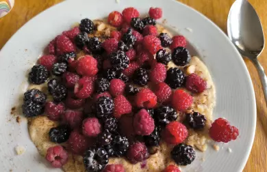 Kaše z psyllia a bílků s ovocem