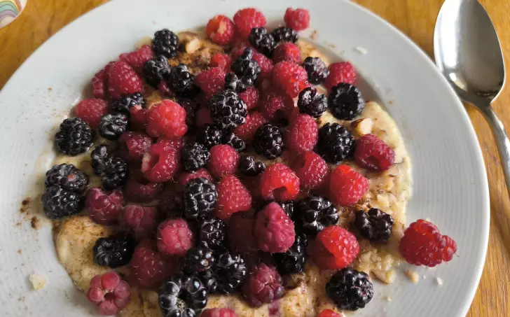 Kaše z psyllia a bílků s ovocem