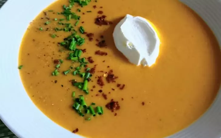 Pikantní polévka z červené čočky