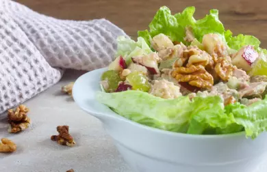 Waldorfský salát s tuňákem