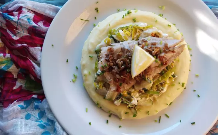 Tmavá treska se slunečnicovou krustou na pórkovo-cuketovém lůžku