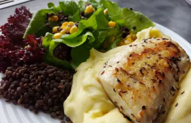 Zubáč filet s čiernou šošovicou, kukuricou a šalátom