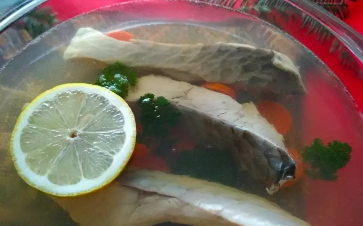 Kapr na modro ve vinném aspiku