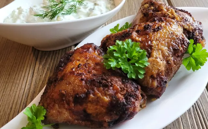 KUŘECÍ KŘÍDLA Z FRITÉZY S TZATZIKI
