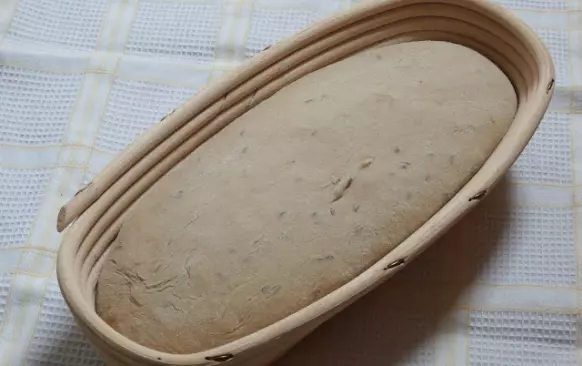 - asi tak půl hodinky před koncem kynutí si dejte vyhřát troubu a dejte do ní dva plechy (či kámen a plech) - jeden na kterém budete péct a jeden postavte na dno trouby (podložte ho mřížkou), na ten pak budete lít vodu

- troubu nastavte na maximum - tj. na 250 stupňů a nechte rozehřát - někdo nechává ještě tak 10 minut běžet naprázdno