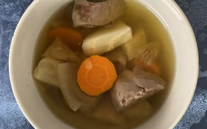 Základní zeleninová polévka s krůtími játry