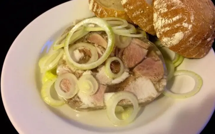 Tlačenka s cibulí a octem