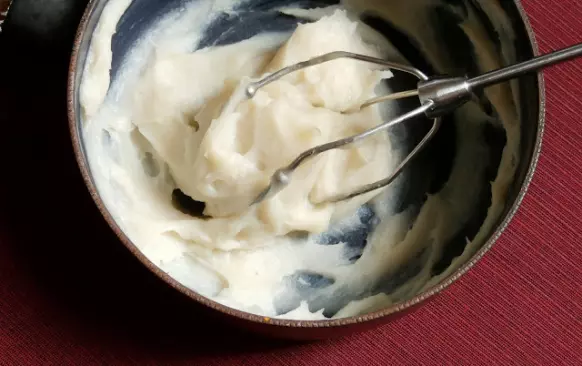 - rozmíchejte mouku se studnou vodou, pak na sporáku za stálého míchání zahřívejte 2-3 minuty - moučná směs během doby zhoustne, lehce zprůhlední a dostane podobu zmíněného lepidla na tapety - teplota směsi by neměla překročit 65 stupňů

- tato východní metoda dopomůže k delší trvanlivosti, kyprosti a vláčnosti těsta

- když vám zchladne TZ na pokojovou teplotu, můžete zadělat těsto - smíchejte rozkvas, tang zhong, pšeničnou mouku a tak 200 g vody - já nechávám těsto před osolením projít autolýzou, tak nedávám hned všechnu vodu, většinou dávám těch 50 g zvlášť - podle druhu a savosti mouky vám to spolkne celkem 200-250 g vody, já dávám 250 g