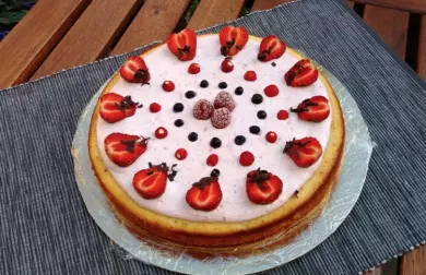 Vanilkovo-tvarohový dortík s lesními jahodami