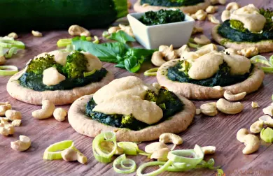 Pizza s rajčaty, cibulkou, pórkem, bazalkou a kešu krémem ve dvou variacích