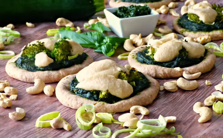 Pizza s rajčaty, cibulkou, pórkem, bazalkou a kešu krémem ve dvou variacích