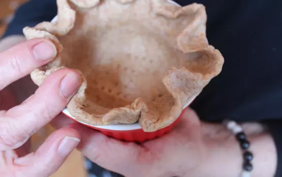 Koláčiky znovu vrátime do rúry a pečieme pri 180 stupňoch 20-30 minút.
Po upečení sa dajú z misky krásne vyklopiť, takže je len na nás, či si ich budeme vychutnávať priamo z misky, alebo z taniera :)