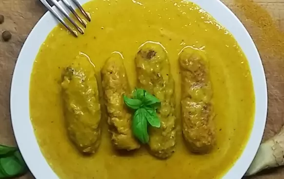 Rolky(cevabcici) - mohou být kuřcí, vepřové, hovězí, může se vynechat i celer.

Rolky:
Všechny ingredience spolu rozmixovat a nechat odležet v lednici (ja jsem mela 24 h.),pokud bude smes moc řídká dodat trochu psylia,koření.

Poté vyválet rolky a osmažit na sádle ze všech stran. Těsto se lepí na ruce - nachystejte si misku se studenou vodou a namáčejte při tvorbě ruce.

Omáčka:

Na sádle osmažit na kostky cibuli do zlatova. Přidat pokrájenou- upečenou dýni z trouby (20 min. 200st.), zasypat koření,společně prohřá.

Do mixéru dát tuto směs a všechny další ingredience (kromě vody) rozmixovat do hladka, vlít zpět na pánev,přidat dle potřeby vodu a naházet tam rolky. Společně prohřát.
Jako přílohu cokoli,grušetky,květákovou ryži, pyré, pečenou cuketu.