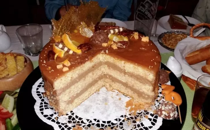 Pomerančovo-karamelový dort s celozrnnou moukou