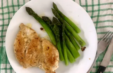 Steak z kuracích pŕs so zelenou špargľou