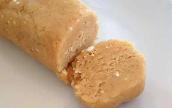 Do moučné směsi nasekejte 35 g másla. Třecím nástavcem v robotu a nebo vidličkou do směsi máslo zapracujte - pracujte rychle, aby se suroviny co nejméně zahřály.
Když je mouka s máslem rozemnutá do jemné drobenky, přidejte žloutky i rum a opět zapracujte.
Těsto rychle vyválejte do válečku a rozdělte na 15 stejných dílků. Z nich rychle vytvarujte rohlíčky.