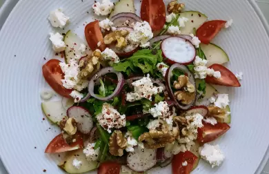 Salát s hruškou a balkánským sýrem