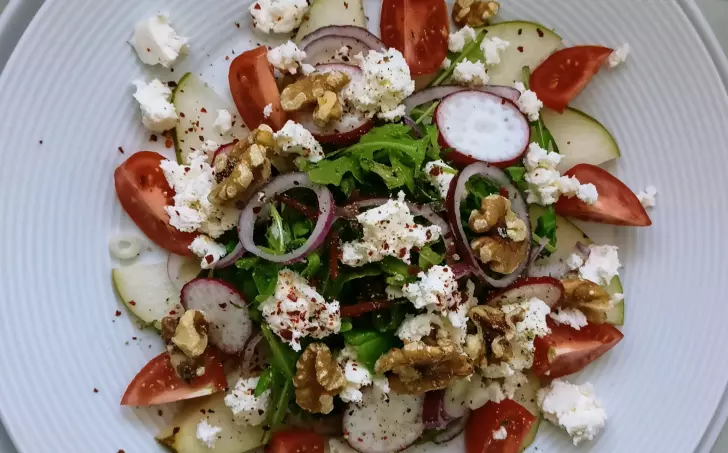 Salát s hruškou a balkánským sýrem