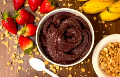 Banánovo-jahodové smoothie s arašídovým máslem